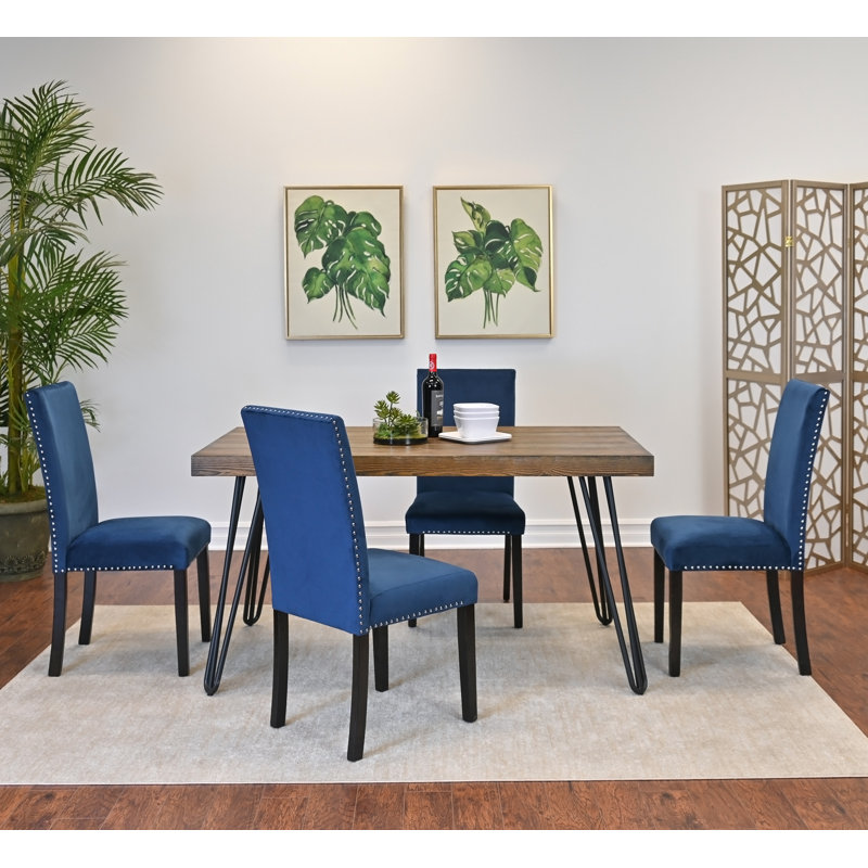 Ensemble de salle à manger complet avec table et quatre chaises, idéal pour les réunions de famille et pour améliorer l'expérience culinaire.