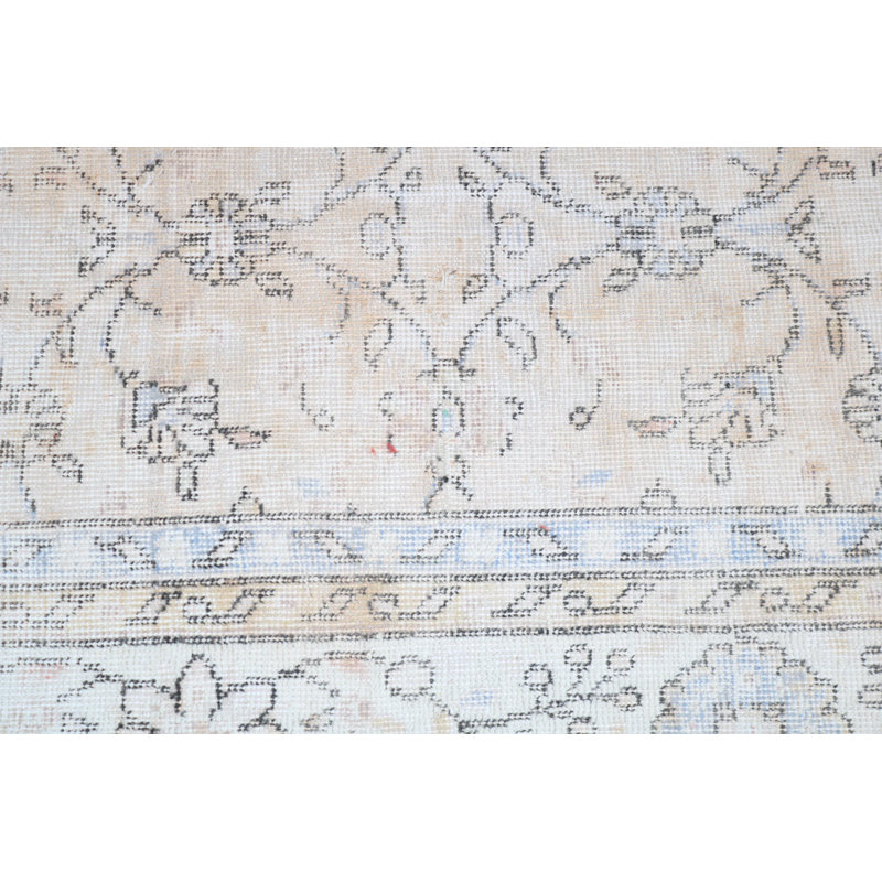 Tapis turc floral fabriqué à la main avec des teintes pastel douces pour une élégante décoration intérieure