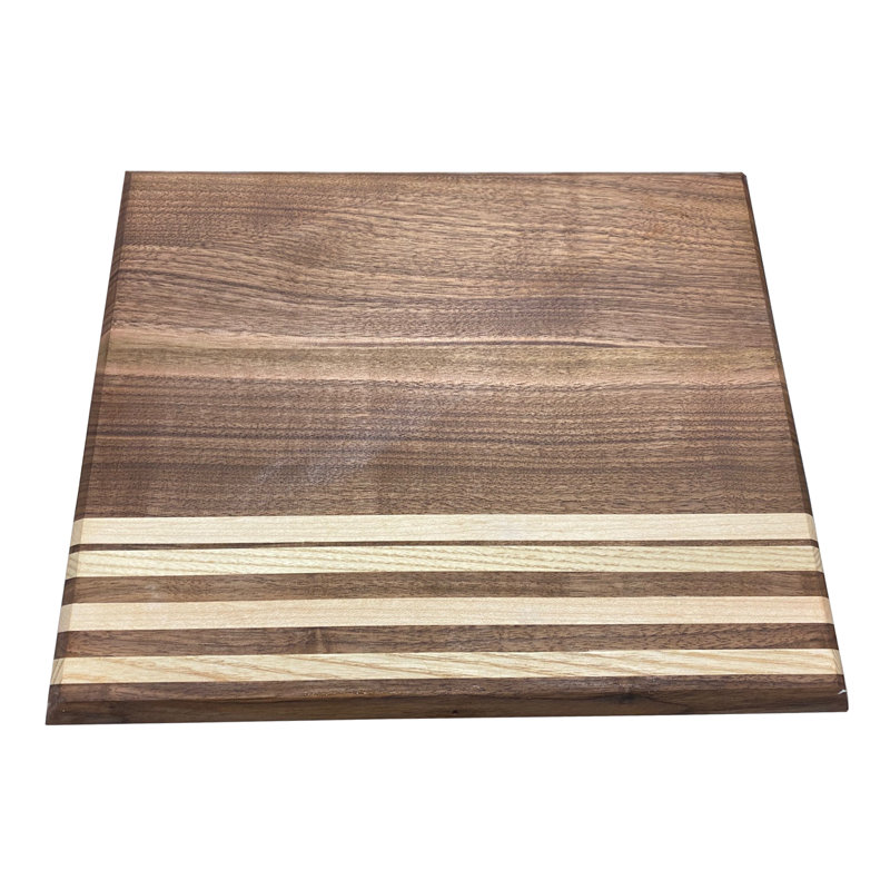 Noyer moderne mélangé à une planche à découper à grain d'érable