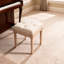 Petit banc rembourré, repose-pieds carré rembourré rustique avec mousse à mémoire de forme confortable et pieds en bois d'hévéa robustes pour une utilisation polyvalente dans n'importe quelle pièce