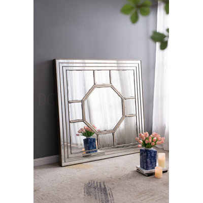 Miroir mural 48 po x 48 po de style antique avec cadre en miroir, décoration murale pour vestibule de salon, console inclinée contre le mur