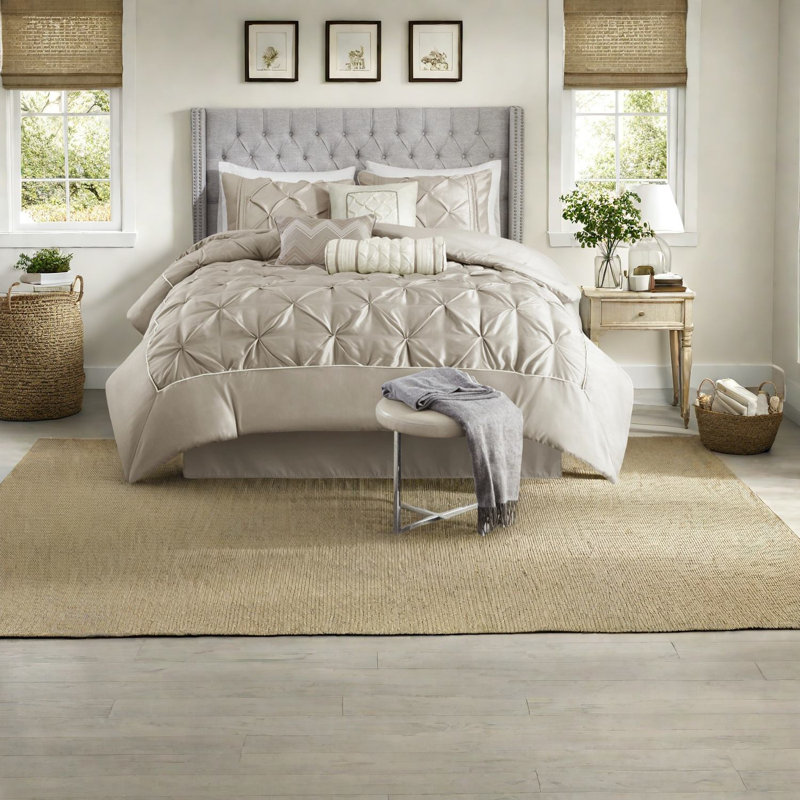 Ensemble de literie très grand capitonné élégant, polyester taupe, chambre sophistiquée
