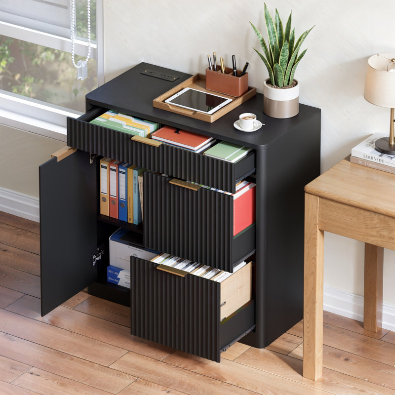 Classeur de bureau 31 po moderne autoportant avec station de charge intégrée, armoire de rangement à panneau cannelé avec tablettes intérieures réglables, grands tiroirs et portes d'armoire, organisateur polyvalent pour la maison et le bureau, noir