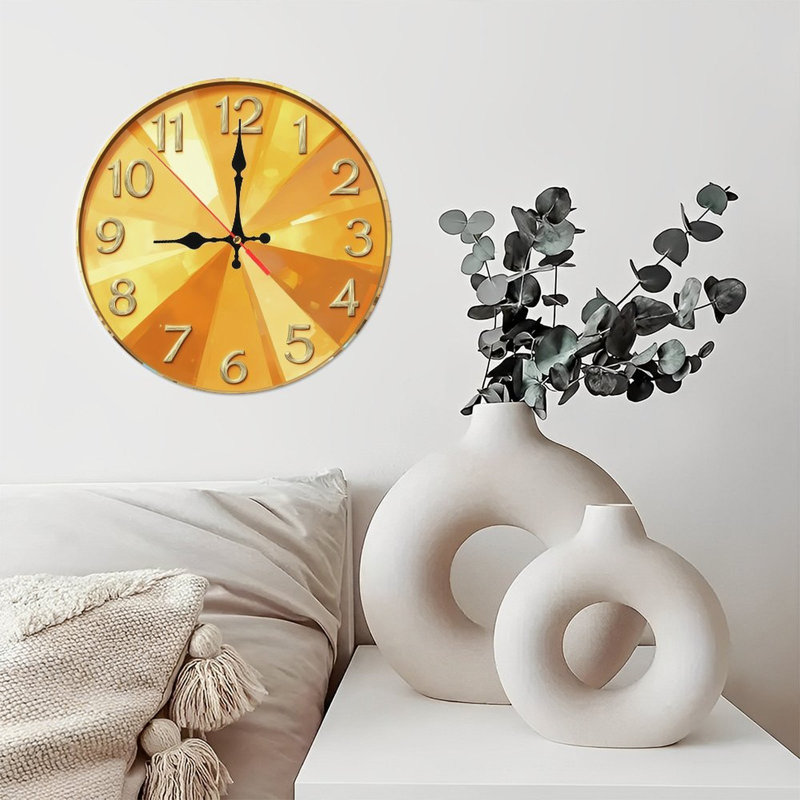 Horloge dorée à facettes