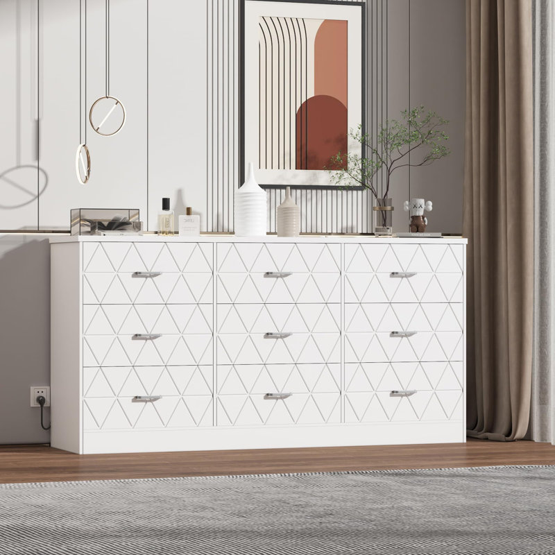 Commode 9 tiroirs pour chambre à coucher avec prise de courant, Blanc