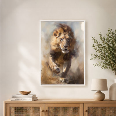 Lion en mouvement, art mural majestueux sur toile avec cadre flottant, prêt à être accroché