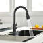 Robinet de cuisine rétractable à poignée simple avec accessoires-115161803