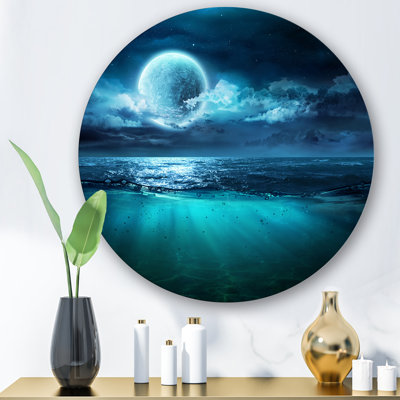 Lune romantique, mer bleue profonde II - nautique, cercle en métal, art mural
