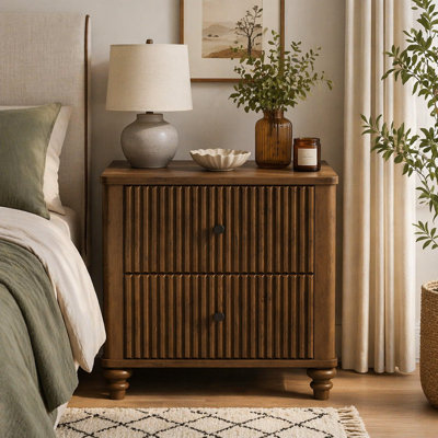 (ETA : 6.15-CA : 30) Table de chevet cannelée, table d'appoint de 55 cm de large avec 3 tiroirs, table de chevet en bois de style moderne du milieu du siècle avec poignée en métal, table de chevet en bois pour chambre, salon, dressing, noyer