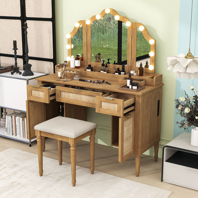 Ensemble de coiffeuse avec miroir à trois volets, station de charge intégrée et tiroirs de rangement, Natural