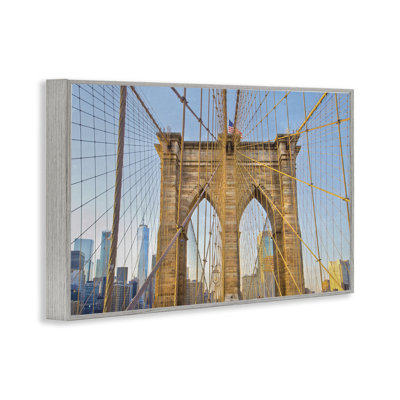 Pont industriel avec giclée encadrée de drapeau américain, design par Seven Trees Design