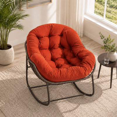 Fauteuil à bascule moderne et moderne en métal enveloppé d'un œuf en rotin