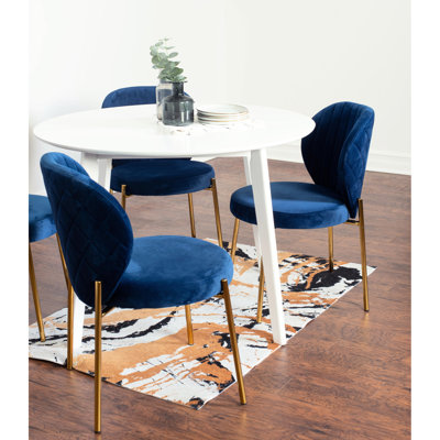 Ensemble de salle à manger contemporain 5 pièces - table ronde blanche et 4 chaises, tissu d'ameublement en velours, espace attrayant et fabrication en bois d'hévéa, cadre luxueux en métal doré