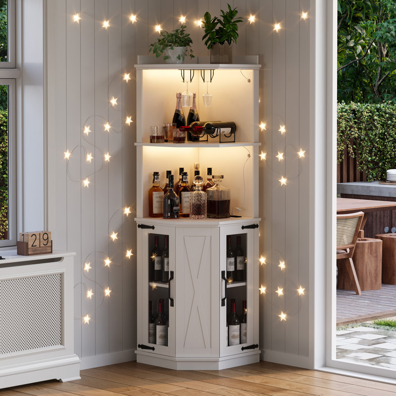Grande armoire à vin en bois de 67,3 po de hauteur avec prise de courant, tablette ouverte, tablettes réglables, lumières et support en verre