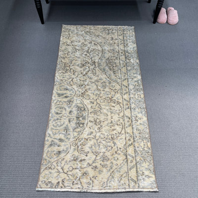 Tapis de style traditionnel 26,8 x 58,3 po en laine beige
