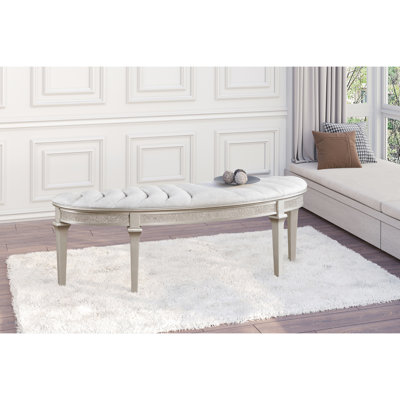 Banc courbé capitonné en chêne argenté, assise rainurée, pieds fins et faux diamants. Parfait pour une entrée de chambre. Finition, tissu, capitonnage, pieds. Décoration d'entrée.