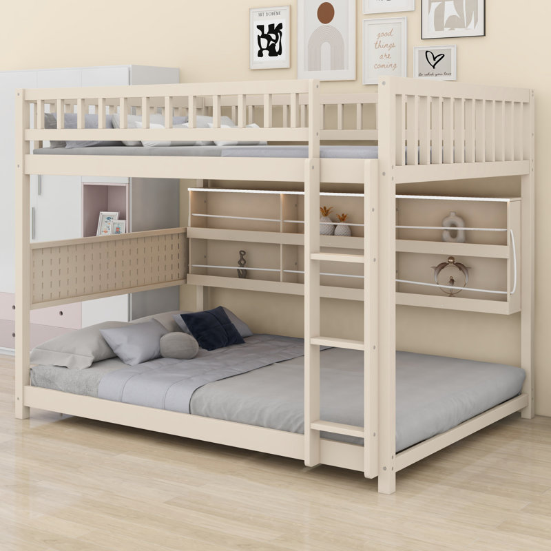Lit superposé avec tablettes intégrées et panneau perforé, Beige