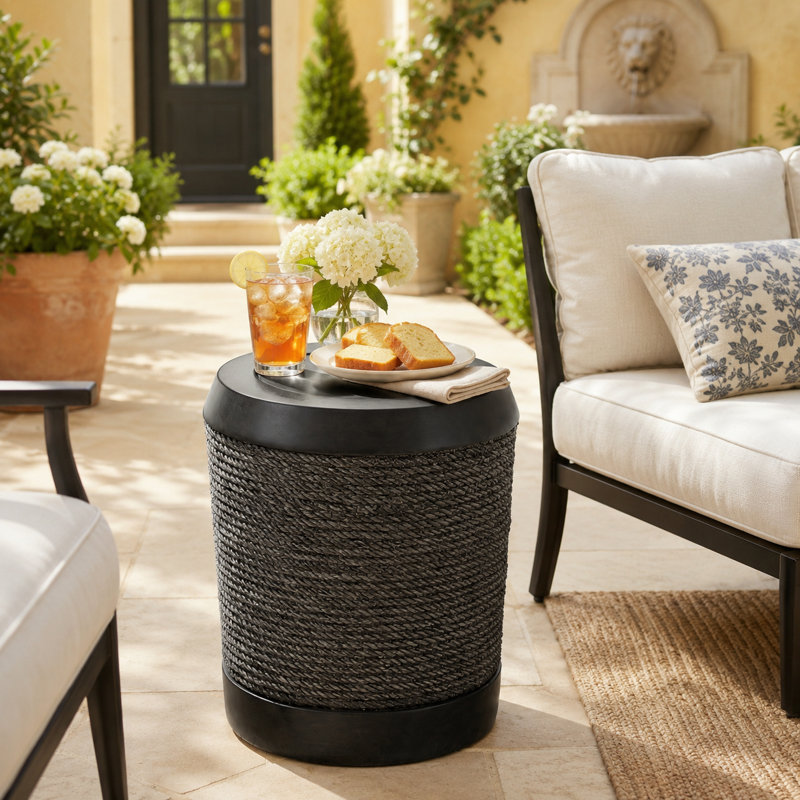Table d'appoint texturée brun foncé avec plateau rond, style MGO et style rustique