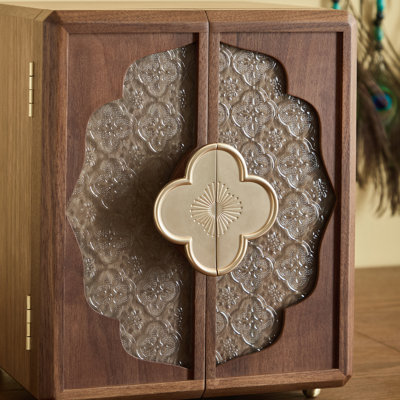 Boîte à bijoux 5 niveaux en bois avec finition noyer avec portes doubles en verre, poignée florale en laiton et tiroirs coulissants pour bagues, boucles d'oreilles, colliers et montres, 10,43 pouces