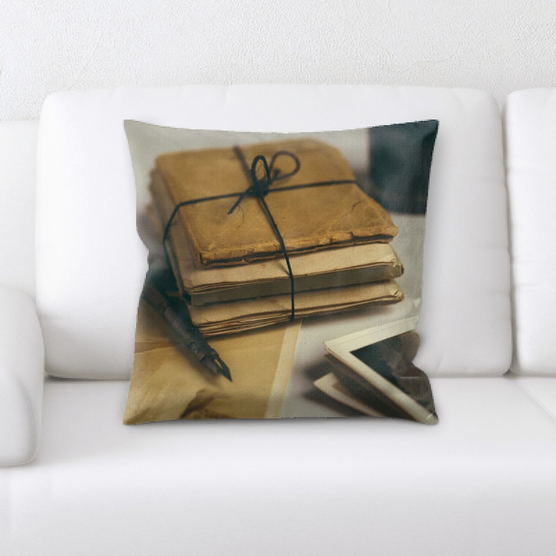 Coussin vieil letters