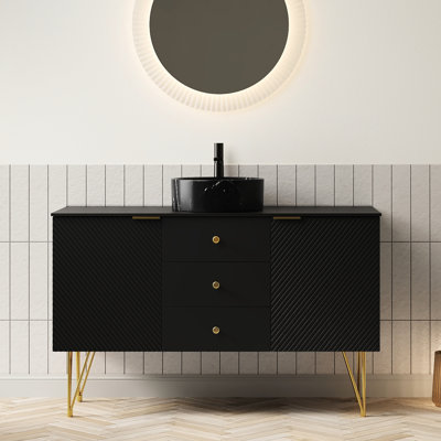 Meuble-lavabo autoportant de 47,5 po de profondeur, lavabo rectangulaire en céramique à texture rayée noir mat, pieds de couleur dorée, rangement à 3 tiroirs et 2 portes, plateau en pierre frittée, pré-assemblé, rapide
