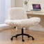 Chaise de bureau pivotante à dossier épais et dossier réglable sur 5 positions, avec accoudoirs et roulettes. Revêtement en laine d'agneau beige.