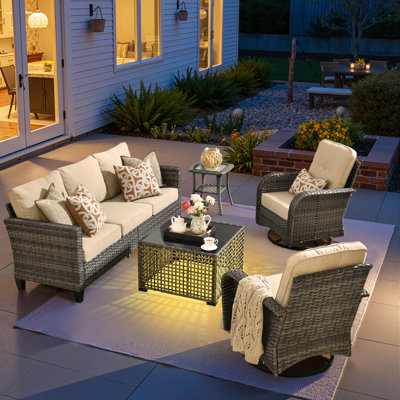 Chaises berçantes pivotantes d'extérieur en osier 5 pièces avec table basse à énergie solaire, ensemble de canapé à dossier haut toutes saisons, ensemble de meubles de patio avec coussins