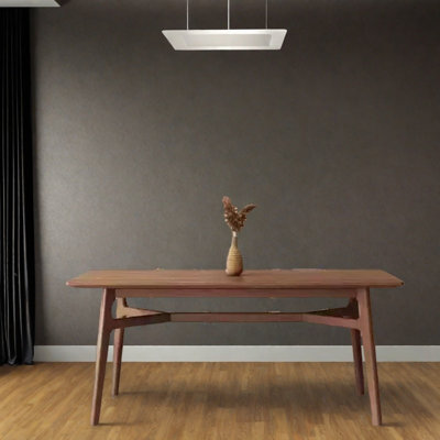 Table de salle à manger en chêne rouge massif au design spacieux.