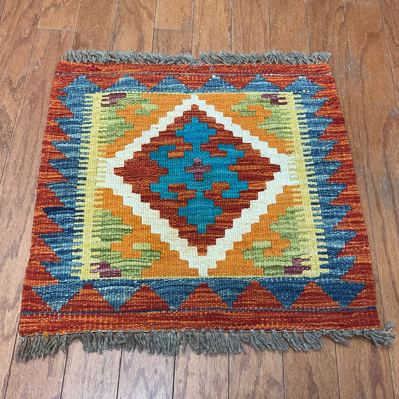 Tapis unique de 1 pi 8 po en bleu / rouge / jaune John-Hendry