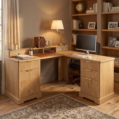 Bureau en L 59 po cannelé moderne avec station de charge et rangement, chêne clair