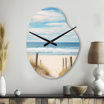 Path To The Beach VI - Horloge murale de forme unique en métal sable de plage, imprimé horloge asymétrique beige