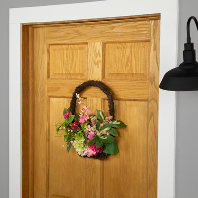 Rangement de panier suspendu d'hortensia dans un panier