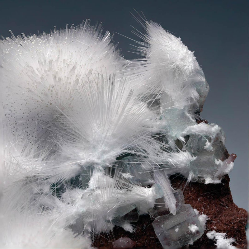 Mésolite et apophyllite sur Heulandite rouge de l'Inde