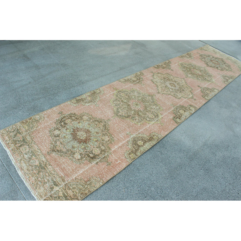Tapis rouge Boho rouge avec un design turc vibrant d'Anatolie idéal pour les couloirs et les espaces colorés