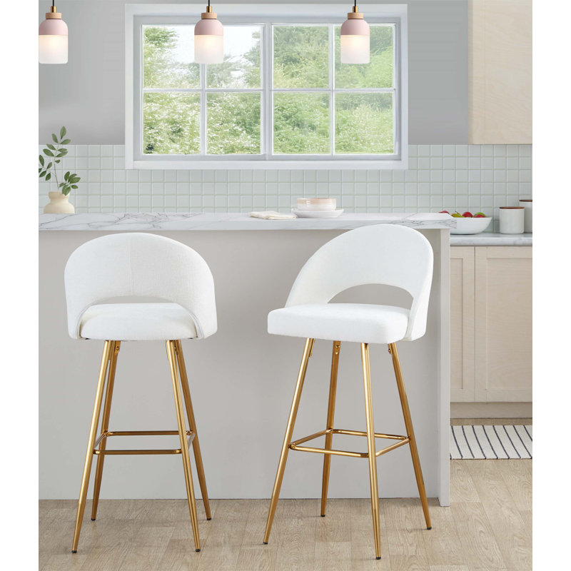 Tabouret de bar à hauteur fixe avec structure en métal doré, siège en tissu crème, repose-pieds carré et base stable - ensemble de 2 pour le bar ou la cuisine.