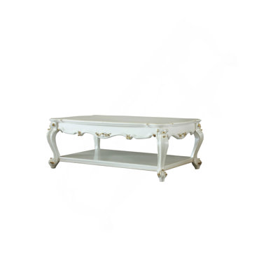 Table basse perle antique avec tablette inférieure.