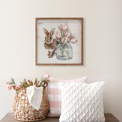 Lapin brun et pot de tulipes