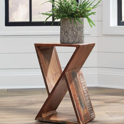 Table d'appoint géométrique élégante dans une teinte naturelle pour un style de décoration de salon
