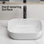 Petit lavabo vasque de salle de bain au-dessus du comptoir en céramique de porcelaine blanche