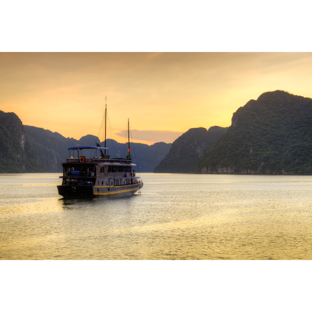 Vietnamesische Dschunke in der Halong-Bucht, Hanoi Vietnam Sonnenuntergang von Fototrav - Kunstdrucke ohne Rahmen auf Le...