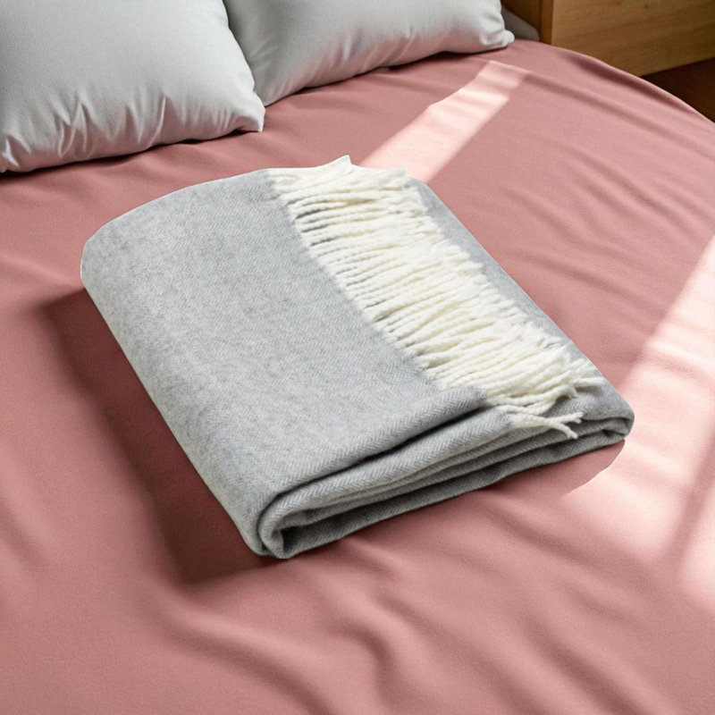 Jeté en peluche à chevrons Trio, L 49,75 po x l 59,84 po, Gris