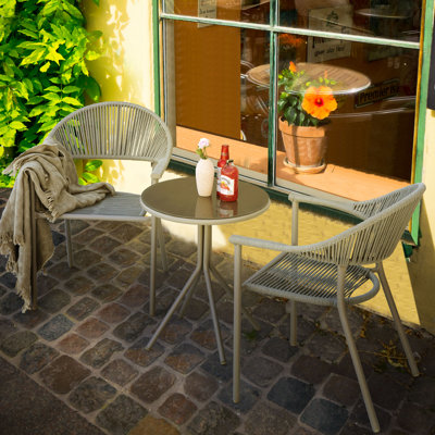 L'ensemble bistro 3 pièces est assez durable pour résister à la pluie et au vent pour une utilisation de longue durée