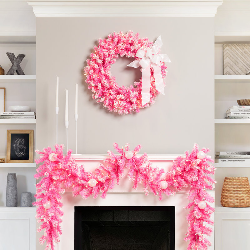 Guirlande de Noël en pin artificiel pré-éclairé avec flocons de 9 pi, Rose