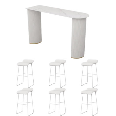 Une table de bar légère et luxueuse