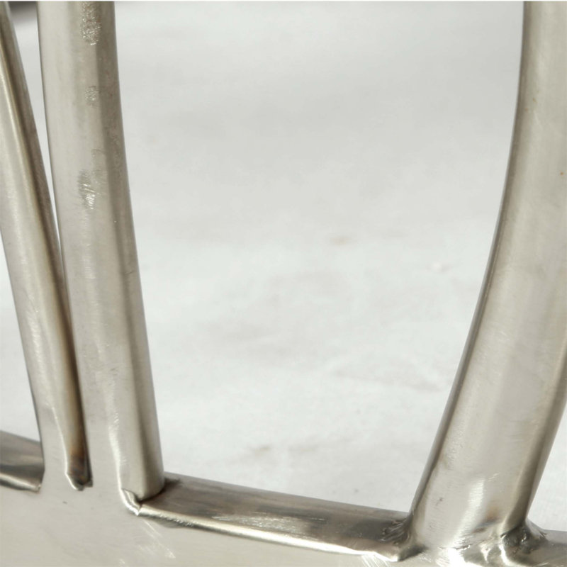 Table de bout carrée en marbre Kameral avec base en acier inoxydable, veines minérales uniques et courbes organiques pour une élégance moderne.