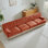 Canapé de style Chesterfield 135 po - Velours, touffeté, jupe à pampille, mousse haute résilience - Brun rouge