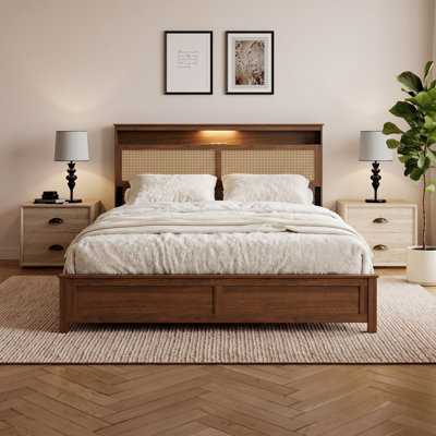 Lit plateforme Lumenshelf de style ferme moderne avec tête de lit en rotin et lampe de lecture DEL intégrée