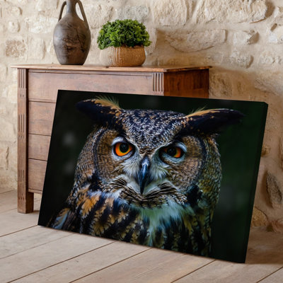 Toile, Hibou majestueux avec yeux vert émeraude saisissants et art mural, Plumage richement texturé qui mélange des bruns foncés et des verts profonds