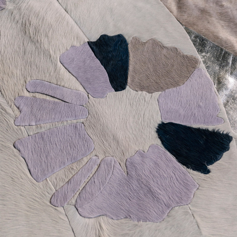 Tapis rond brun / gris / blanc en peau de vache Shibori, Rond 7 pi