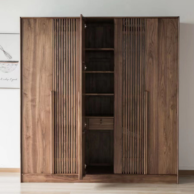 Simple Classic And Fashionable Wardrobe
